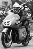 John Surtees auf Motorrad