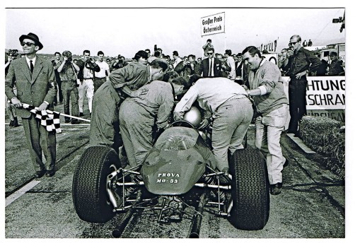 Zeltweg 1964: Martin Pfundner (li) und die Mechaniker von Lorenzo Bandini