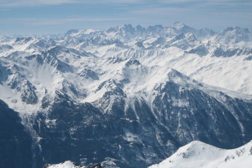 Verschneite Panoramakulisse - im Hintergrund Mont Blanc Massiv