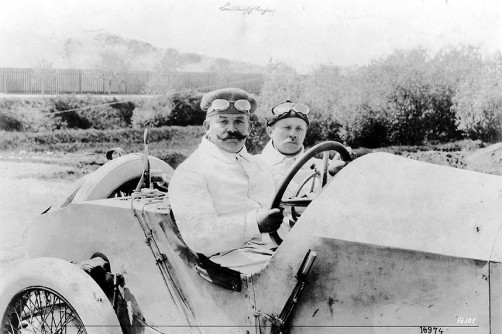 Christian Lautenschlager und Beifahrer Hans Rieger mit Mercedes 115-PS Grand-Prix-Rennwagen. Sieger beim Großen Preis von Frankreich bei Lyon, 4. Juli 1914.