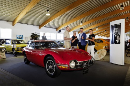 Deutschland-Geschäftsführer Tom Fux mit der Familie Pichert im Toyota-Museum in Hartkirchen am Inn.  Foto: Auto-Medienportal.Net/Toyota