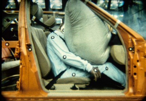 	  Crashversuch bei Mercedes-Benz mit Beifahrerairbag (1990).  Foto: Auto-Medienportal.Net/Daimler