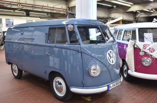 Dauerausstellung „Bulli Klassik Tour“: Das älteste Modell ist der blaue T1- Kastenwagen „Sofie“ aus dem ersten Produktionsjahr 1950.  Foto: Auto-Medienportal.Net/Volkswagen