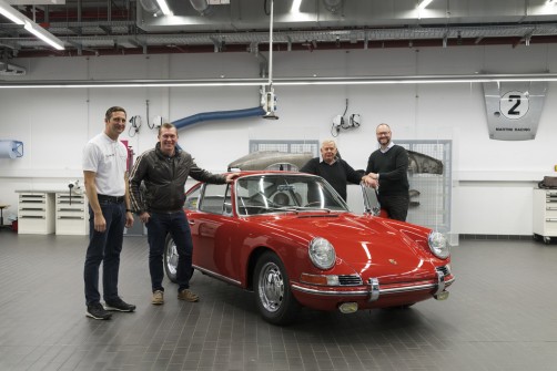 Porsche 911 (Typ 901, Bj. 1964): Kuno Werner (links) und Alexander Klein (rechts, beide Porsche-Museum) präsentieren dem Vorbesitzer Bernd Ibold (2.v.r.) und „Trödeltrupp“-Moderator Otto Schulte (2.v.l.) das restaurierte Fahrzeug.  Foto: Auto-Medienportal.Net/Porsche