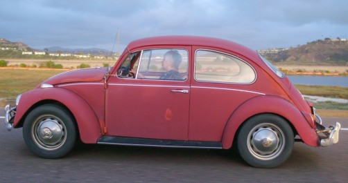 	  Kathleen Brooks iN ihrem VW Käfer von 1966 vor der Restaurierung.  Foto: Auto-Medienportal.Net/Volkswagen of America