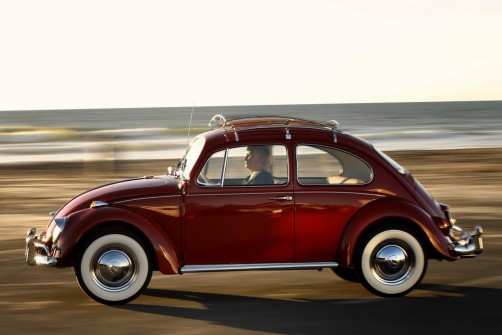Kathleen Brooks unterwegs in ihrer frisch restaurierten „Annie“.  Foto: Auto-Medienportal.Net/Volkswagen of America