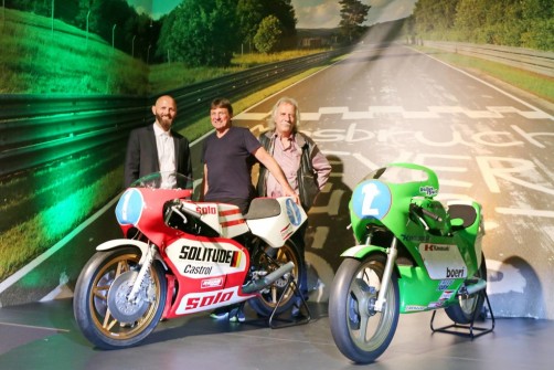 	  Die Motorräder von Toni Mang (grüne Kawasaki mit der Nummer 2) und Jon Ekerold sind Highlights der neuen Ausstellung und stehen für eines der größten Zweirad-Duelle auf dem Nürburgring. André Brodrecht, Leiter Ringwerk, der ehemalige Motorrad-Weltmeister Jon Ekerold und Günter Zwafink (v.l.) eröffneten 