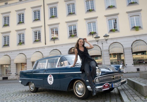   Schauspielerin Jeanette Hain mit einem Opel Kapitän P2 von 1962.  Foto: Auto-Medienportal.Net/Opel