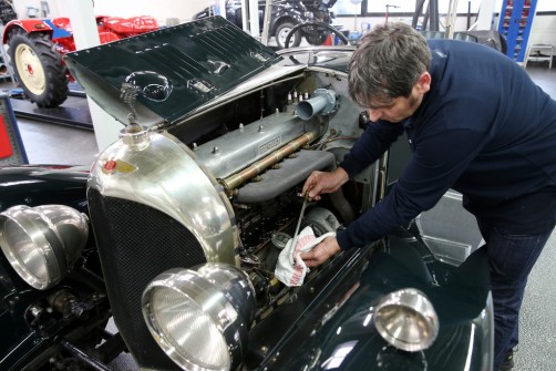 Ein klassischer Bentley wird winterfest gemacht.  Foto: Auto-Medienportal.Net/Autostadt