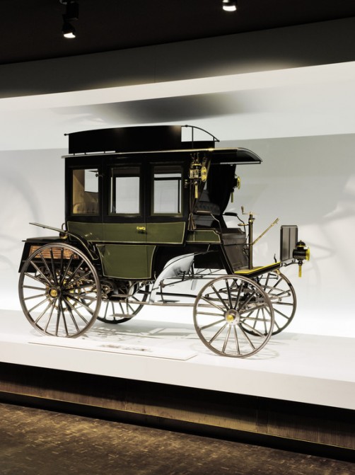 Motoromnibus (1895) auf Basis des Benz Landauers mit acht Sitzen im Mercedes-Benz-Museum.  Foto: Auto-Medienportal.Net/Daimler