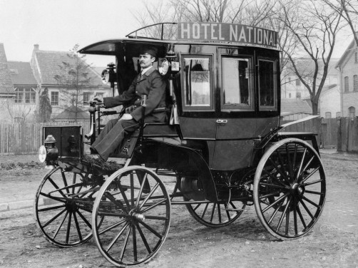 Benz Motoromnibus mit acht Sitzen in einer Ausführung als Hotelomnibus (zweite Hälfte der 1890er-Jahre).  Foto: Auto-Medienportal.Net/Daimler