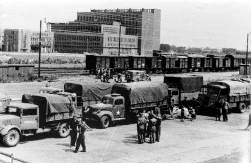 US-Truppen am Bahnhof von Wolfsburg mit dem Kraftwerk des Volkswagenwerks im Hintergrund.  Foto: Auto-Medienportal.Net/Volkswagen