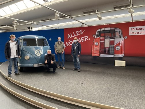Volkswagen-Museum: Eberhard Kittler (hockend) und Mitglieder des Freundeskreises freuen sich hinter ihrem Mund-Nasen-Schutz über die Wiedereröffnung.  Foto: Auto-Medienportal.Net/AV