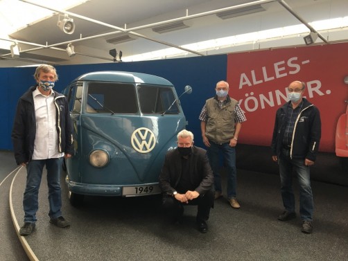 Volkswagen-Museum: Eberhard Kittler (hockend) und Mitglieder des Freundeskreises freuen sich hinter ihrem Mund-Nasen-Schutz über die Wiedereröffnung.  Foto: Auto-Medienportal.Net/AV