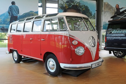 T1 „Samba“-Bus „Renate“ im VW Nutzfahrzeuge Pavillon der Autostadt.  Foto: Auto-Medienportal.Net/Autostadt