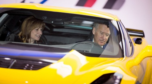 Joe Biden und GM-Chefin Mary Barra in einer Corvette Z06.  Foto: Auto-Medienportal.Net/General Motors