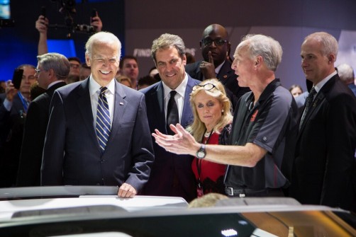 Joe und Jill Biden lassen sich auf der Automesse in Detroit von GM-Vizechef Mark Reuss (2.v.l.) und Chefingenieur Tadge Juechter die Corvette erklären.  Foto: Auto-Medienportal.Net/Chrysler