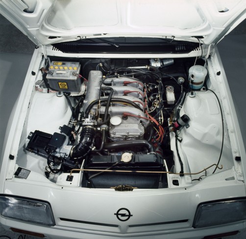 Der 144 PS starke 2,4-Liter-Vierzylindermotor mit Vierventiltechnik und zwei obenliegenden Nockenwellen des Opel Manta 400.  Foto: Auto-Medienportal.Net/Opel