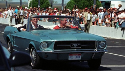 Bill Clinton und sein Ford Mustang Cabrio von 1976.  Foto: Ford 