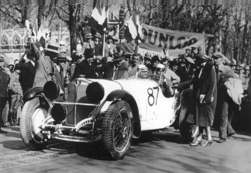 Der spätere Sieger Rudolf Caracciola auf Mercedes-Benz SSK beim Start zur Mille Miglia 1931 und Verabschiedung von seiner Frau. Foto: Mercedes-Benz