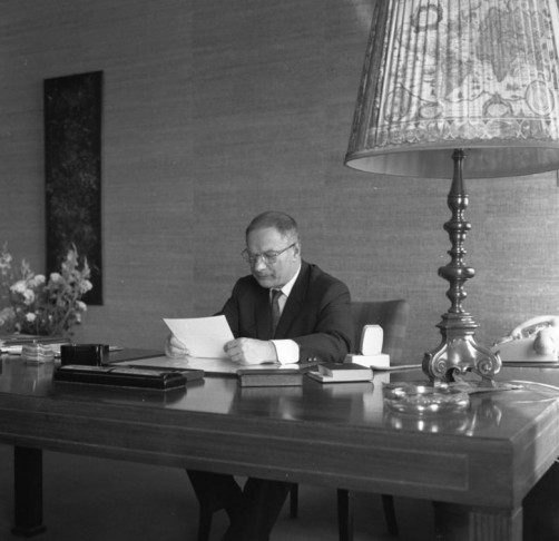 Paul G. Hahnemann 1968 in seinem Büro im BMW-Werk, München.  Foto: Bundesarchiv 