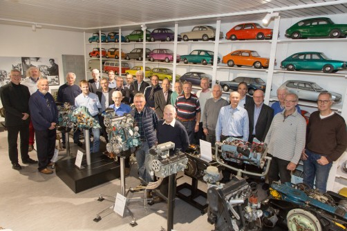VW-Museumsleiter Eberhard Kittler (ganz links außen) im Kreise der zumeist ehemaligen Aggregateentwickler von Volkswagen, die den Aufbau des Motoren-Kabinetts mit ihrem Fachwissen maßgeblich unterstützt haben. Im Hintergrund ist das Regal mit den Farbmustermodellen zu sehen.  Foto: Auto-Medienportal.Net/Volkswagen