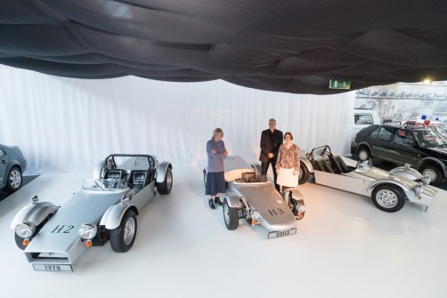 Freuen sich über die drei H-Roadster im Automuseum Volkswagen (v.l.): Konstrukteurin Jannie Hübers, PR-Referentin Susanne Wiersch und Stiftungsvorstand Eberhard Kittler.  Foto: Auto-Medienportal.Net/Volkswagen