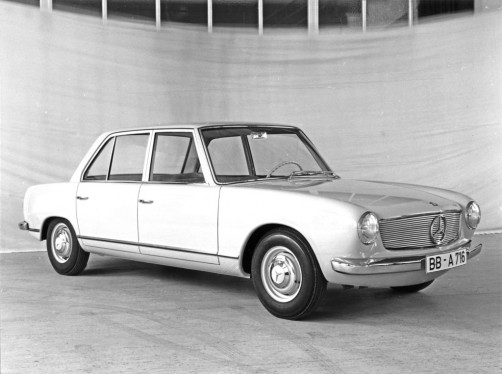 Prototyp eines kompakten Mercedes-Benz-Personenwagens (W 119) von 1962. Zu einer Serienfertigung kam es nicht, die Karosserie lässt Züge des ersten Audi 100 erkennen.  Foto: Auto-Medienportal.Net/Daimler