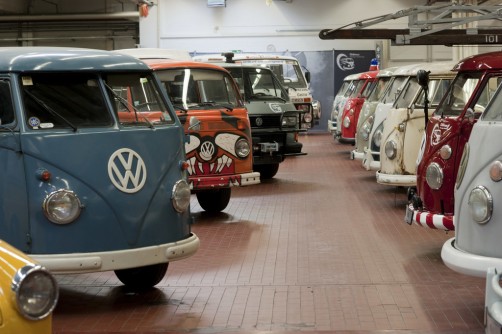 Volkswagen Nutzfahrzeuge bietet 31 historische Fahrzeuge der Bulli-Baureihen T1 bis T4 zum Mieten – etwa für die Hochzeit – an.  Foto: Auto-Medienportal.Net/Volkswagen