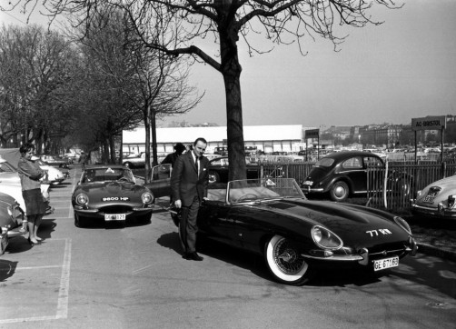 Genf 1961: Jaguar E-Type „77 RW“ und „9600 HP“ stehen für Demonstrationsfahrten (hier mit dem belgischen Importeur Jacques de Clippel) bereit.  Foto: Auto-Medienportal.Net/JDHT