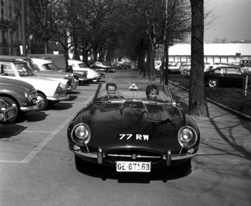 Genf 1961: Jaguar E-Type „77 RW“ während einer Demofahrt mit Chef-Testfahrer und Entwicklungsingenieur Norman Dewis.  Foto: Auto-Medienportal.Net/JDHT