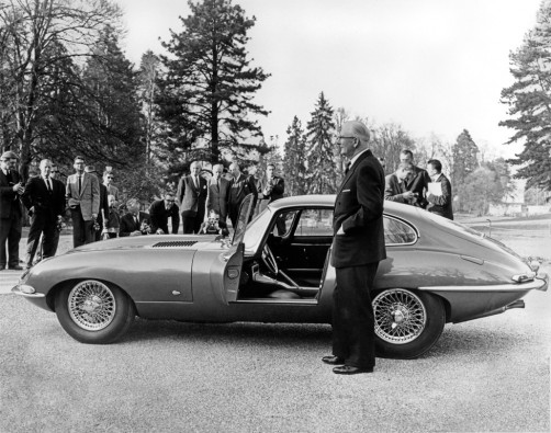 Genf 1961: Firmengründer Sir Williams Lyons präsentiert Medienvertretern den E-Type „9600 HP“ im Parc des Eaux Vives.  Foto: Auto-Medienportal.Net/JDHT