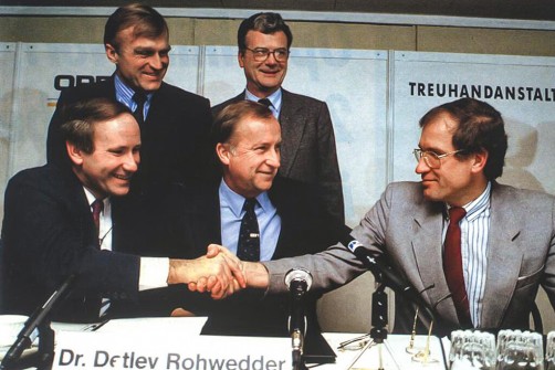 Opel und das Automobilwerk Eisenach werden sich einig (v.l.): Opel-Chef Louis R. Hughes, Detlev Rohwedder (Vorsitzender der Treuhandanstalt) und AWE-Geschäftsführer Wolfram Liedtke (1990).  Foto: Auto-Medienportal.Net/Opel