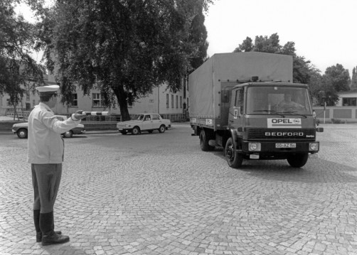 Ein Bedford liefert Material für den Aufbau der Opel-Vectra-Fertigung im AWE-Werk Eisenach (1990).  Foto: Auto-Medienportal.Net/Opel