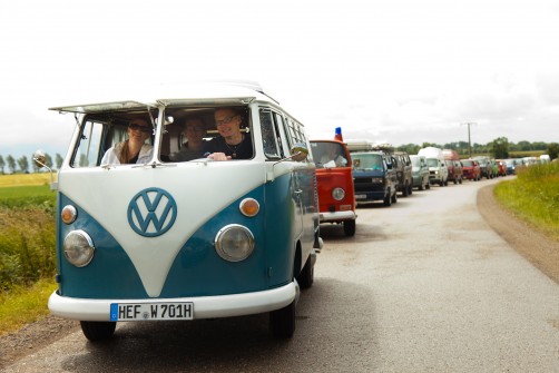 Bulli-Anfahrt auf der Insel Fehmarn.  Foto: Auto-Medienportal.Net/Volkswagen
