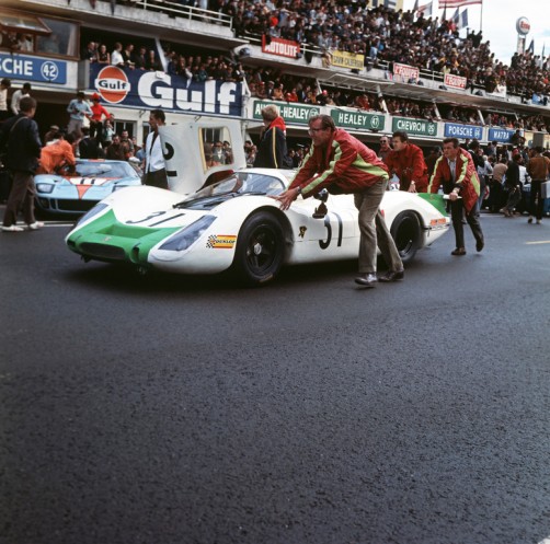 Le Mans 1968: Porsche 908 LH Coupé von Jo Siffert und Hans Herrman; am Heck Hans Mezger (r.).  Foto: Auto-Medienportal.Net/Porsche