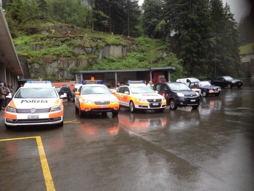 Großaufgebot an Polizei escortiert die Passione Caracciola aus dem Regen am Gotthard ins sonnige Lugano