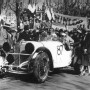 Der spätere Sieger Rudolf Caracciola auf Mercedes-Benz SSK beim Start zur Mille Miglia 1931 und Verabschiedung von seiner Frau. Foto: Mercedes-Benz 