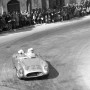 1955. Die späteren Sieger Stirling Moss und Denis Jenkinson nach 303 Kilometer Fahrstrecke in Ravenna. Foto: Mercedes-Benz 